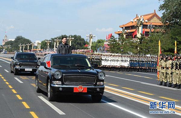 2015年9月3日，紀(jì)念中國(guó)人民抗日戰(zhàn)爭(zhēng)暨世界反法西斯戰(zhàn)爭(zhēng)勝利70周年大會(huì)在北京天安門廣場(chǎng)隆重舉行。這是習(xí)近平檢閱受閱部隊(duì)。圖片來源：新華社