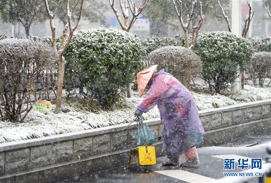 （新華全媒頭條·圖文互動）（31）風雨無阻向前進——寫在全國疫情防控阻擊戰(zhàn)取得重大戰(zhàn)略成果之際